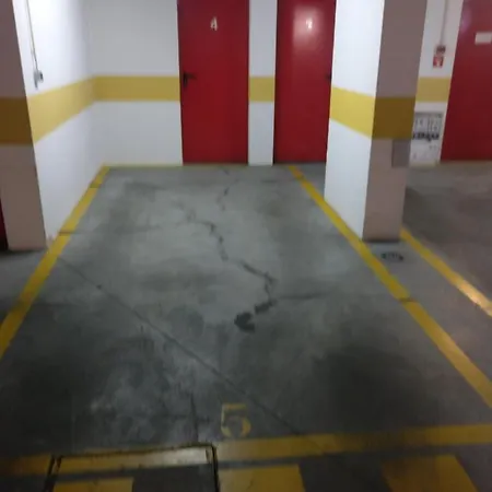 1-minute Walk To The Metro And 2 To The Supermarket 리스본