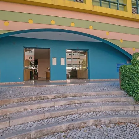 1-minute Walk To The Metro And 2 To The Supermarket Lizbona