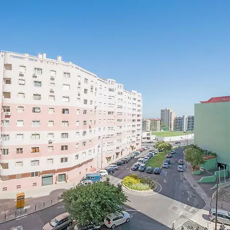 1-minute Walk To The Metro And 2 To The Supermarket *