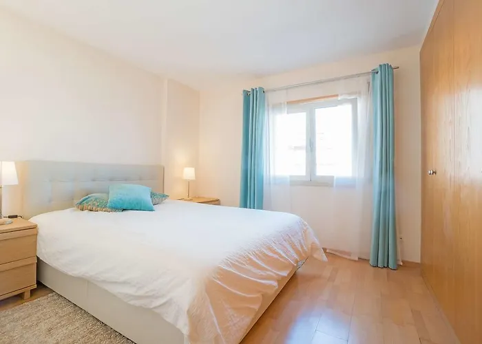 1-minute Walk To The Metro And 2 To The Supermarket