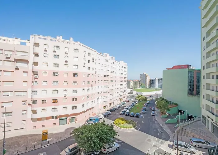 1-minute Walk To The Metro And 2 To The Supermarket *